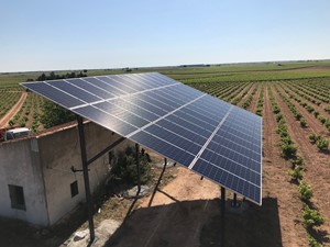 Instalación de panel solar de energía renovable en finca