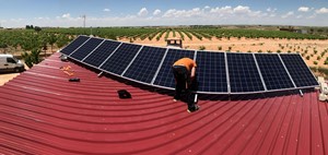 Técnico instalando panel solar de energía renovable