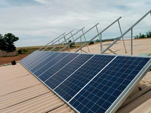 Instalación de placas solares en campo agricola