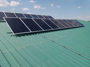 Panel solar de energía renovable en tejado
