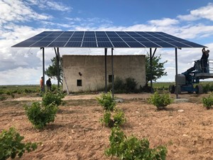 Panel solar de energía renovable en finca